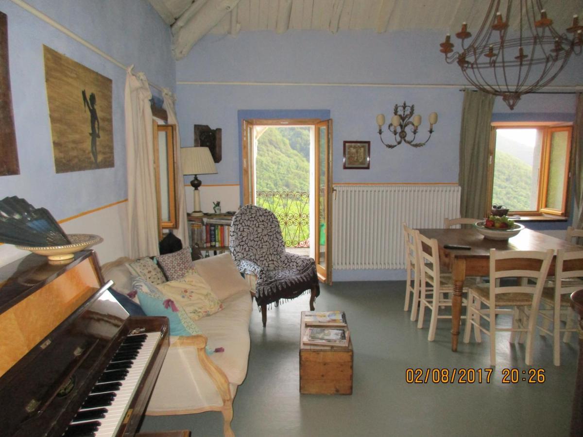 Bed and Breakfast Viandanti, Artisti E Sognatori à Comano  Extérieur photo
