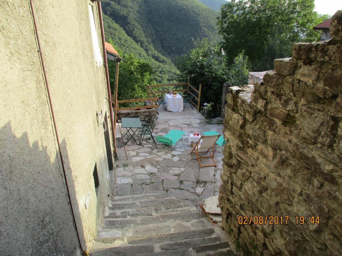 Bed and Breakfast Viandanti, Artisti E Sognatori à Comano  Extérieur photo