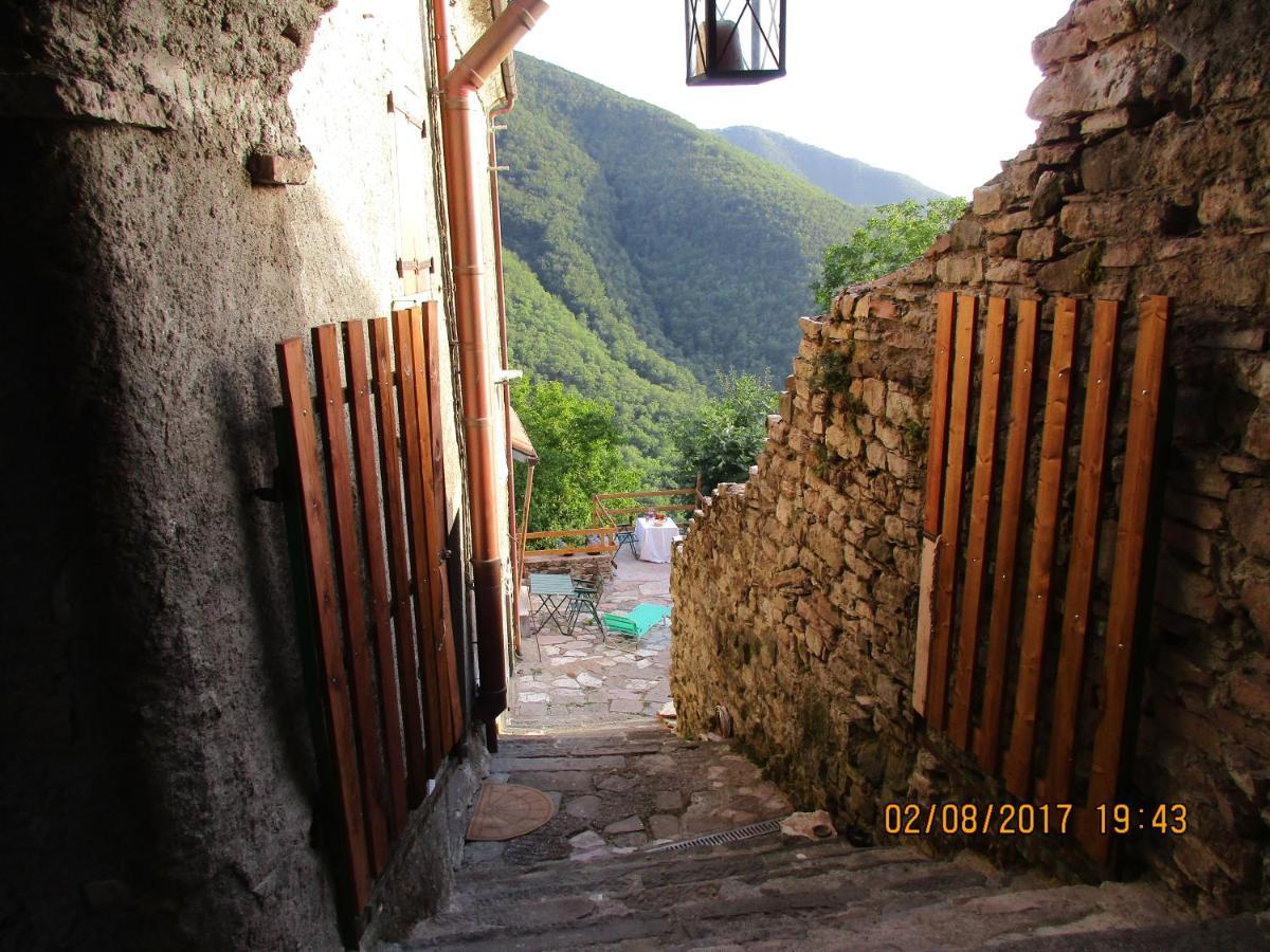 Bed and Breakfast Viandanti, Artisti E Sognatori à Comano  Extérieur photo